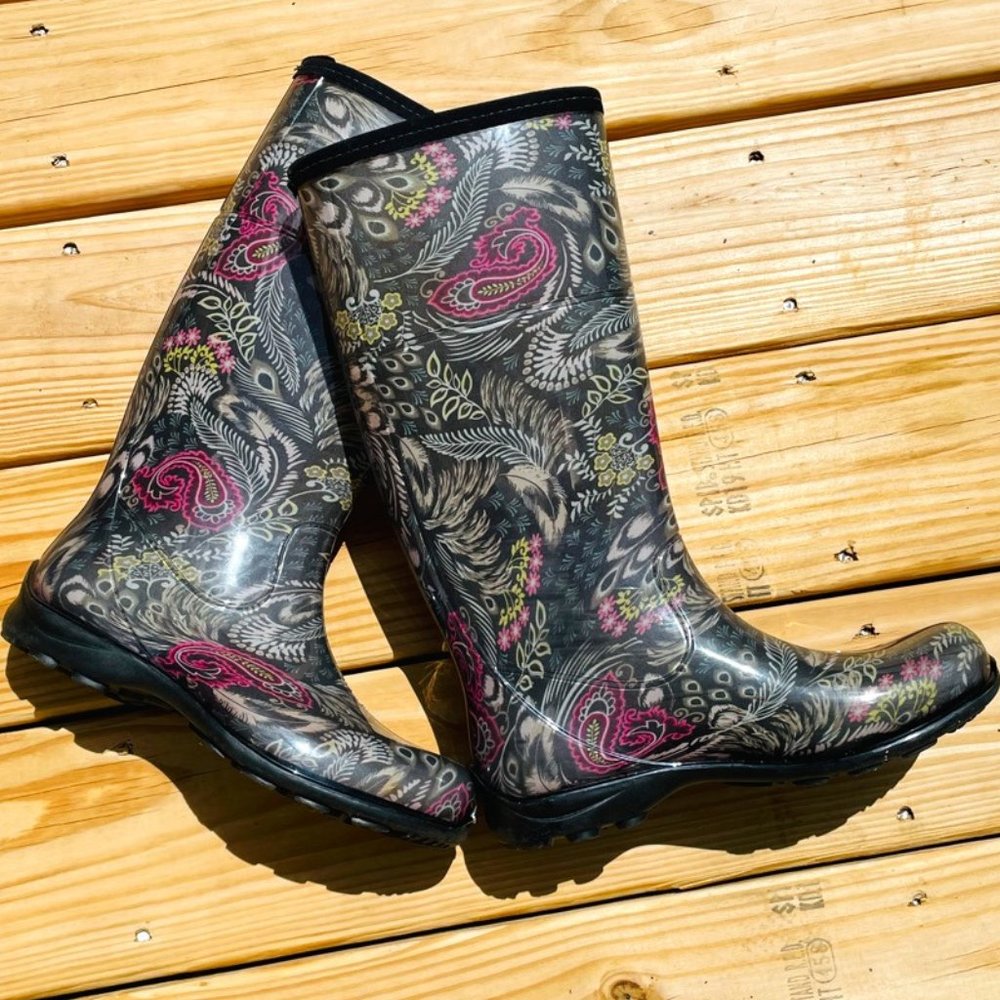 EUC- Kamik Gray Paisley Rain Boots Size 9